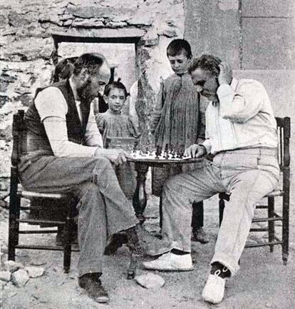 Santiago Ramón y Cajal y Federico Olóriz juegan al ajedrez en la localidad madrileña de Miraflores de la Sierra, en 1898.