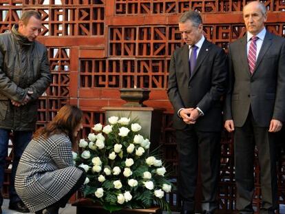 La presidenta, Bakartxo Tejería, durante la ofrenda floral