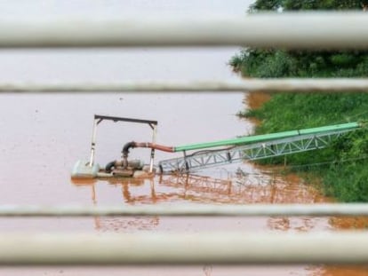 Capta&ccedil;&atilde;o de &aacute;gua afetada pela lama em Minas.