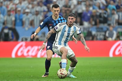 De Paul, presionado por Perisic durante el partido entre Argentina y Croacia el pasado martes en el estadio Lusail, en Qatar.