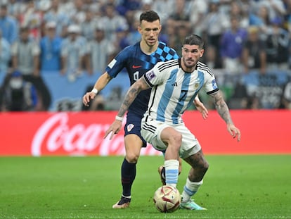 De Paul, presionado por Perisic durante el partido entre Argentina y Croacia el pasado martes en el estadio Lusail, en Qatar.