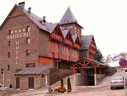 Arquitectura típica de pizarra y madera en el hotel Saliecho, que abrió este invierno en Formigal (Huesca).
El hotel cuenta con piscina climatizada y un espacio dedicado a un club de salud.