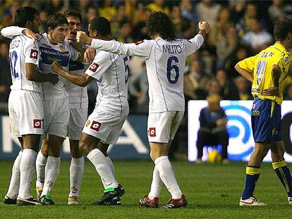 Los jugadores del Zaragoza celebran el segundo gol contra el Cádiz en el estadio Ramón de Carranza.