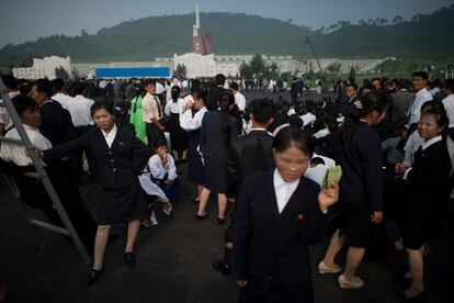 Un grupo de norcoreanos esperan antes de acceder al cementerio de los veteranos de la guerra de Corea.