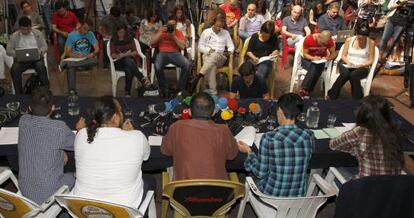 Integrantes del colectivo Democracia Real Ya, durante la rueda de prensa que han ofrecido esta mañana en Madrid.