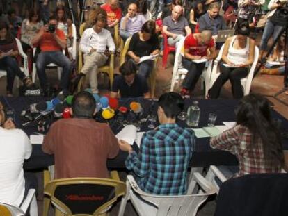 Integrantes del colectivo Democracia Real Ya, durante la rueda de prensa que han ofrecido esta mañana en Madrid.