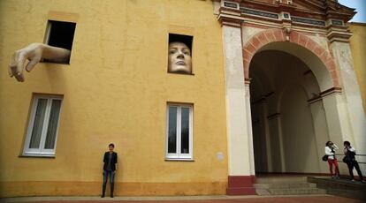 La artista jiennense Cristina Lucas posa junto a su obra 'Alicia' que ha donado al Centro de Arte Contemporáneo de Andalucía.