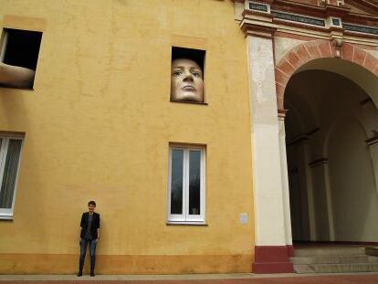 La artista jiennense Cristina Lucas posa junto a su obra 'Alicia' que ha donado al Centro de Arte Contemporáneo de Andalucía.