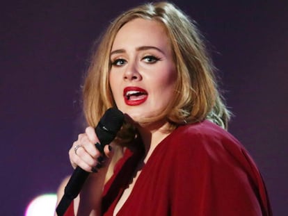 Adele durante los Brit Awards 2016. 