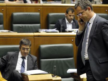 El presidente del PP vasco, Antonio Basagoiti, pasa por delante del escaño del 'lehendakari' en el pleno parlamentario de ayer.