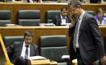 El presidente del PP vasco, Antonio Basagoiti, pasa por delante del escaño del 'lehendakari' en el pleno parlamentario de ayer.