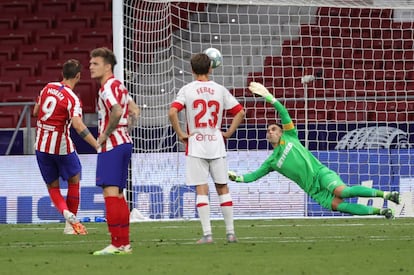 Morata supera a Reina en el penalti que abri el marcador en el Metropolitano.