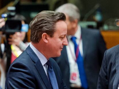 El primer ministro brit&aacute;nico, David Cameron, junto al jefe de la Comisi&oacute;n Europea, Jean-Claude Juncker.