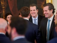 Los gemelos Tyler y Cameron Winklevoss en la Casa Blanca el día que Trump firmó la regulación cripto.