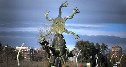 Escultura de Ripollés en una rotonda de València.