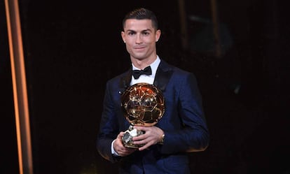 Cristiano Ronaldo con su quinto Balón de Oro.