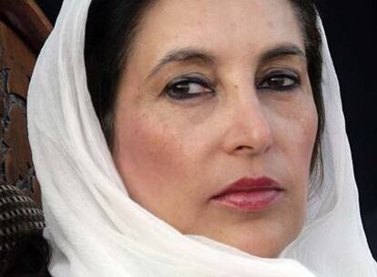 Benazir Bhutto, ayer en Rawalpindi durante el mitin que ofreció antes de ser asesinada.