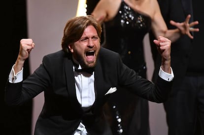 O diretor sueco Ruben Östlund, após receber a Palma de Ouro do Festival de Cannes.