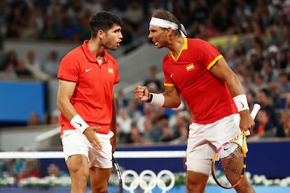 Alcaraz y Nadal, durante su partido de este sábado en Roland Garros.