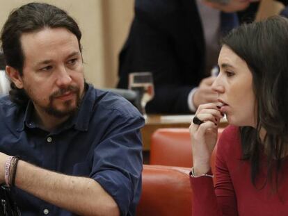 Pablo Iglesias e Irene Montero, durante la reunión de la Diputación Permanente.