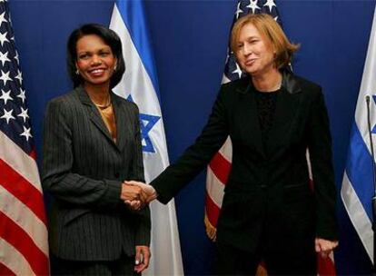 Rice y Livni se saludan anhtes de su reunión de anoche.
