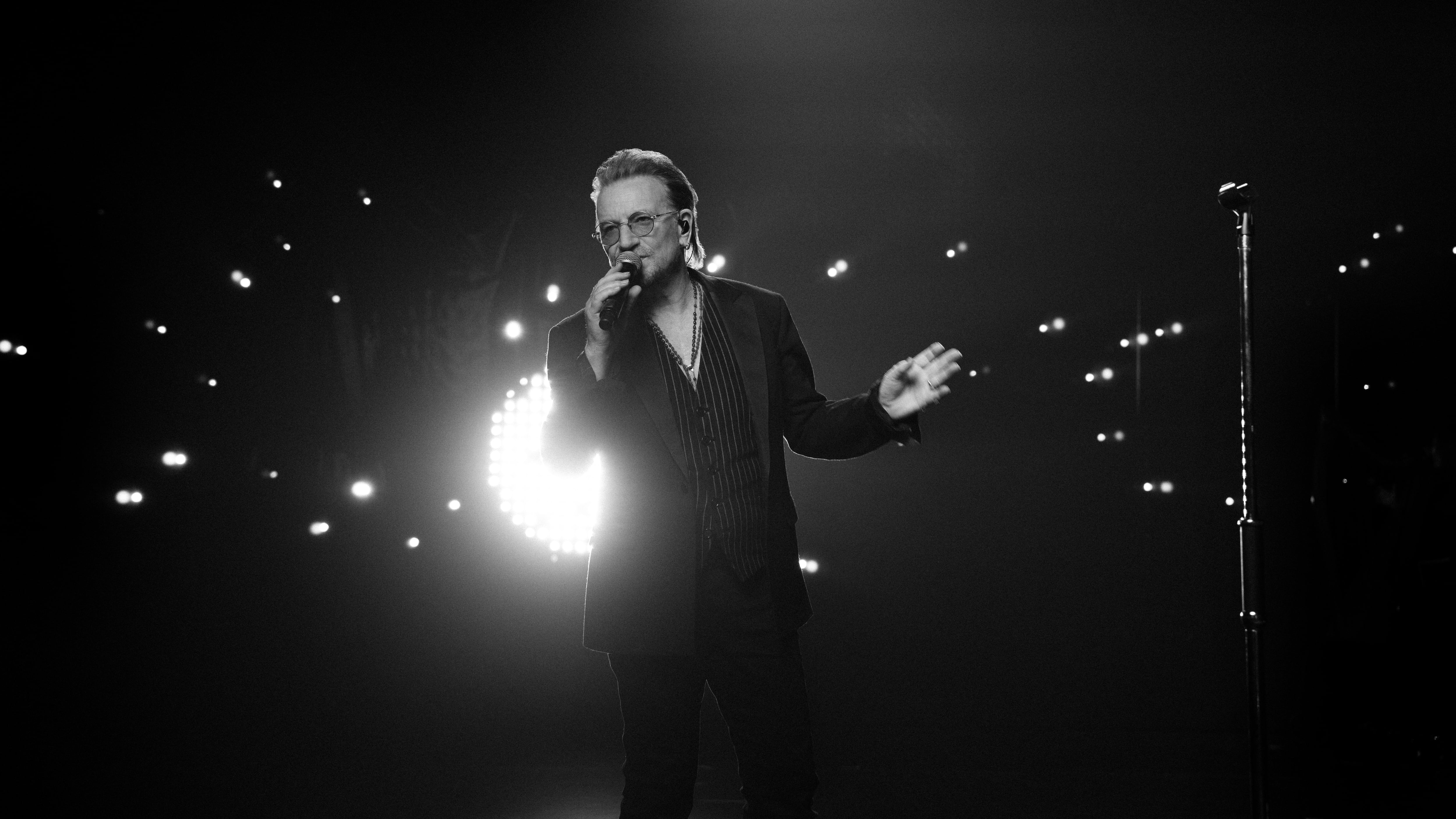 Bono cuenta su vida (y sus traumas) en un monólogo. Todo resulta intenso, como es él