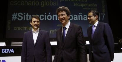Desde la izquierda: Rafael Dom&eacute;nech, Jorge Sicilia y Miguel Cardos, responsables de BBVA Research, durante la presentaci&oacute;n de su informe 