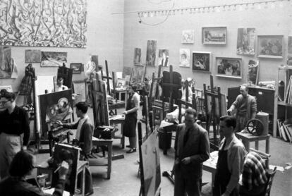 Estudiantes de arte trabajando bajo 'Mural' en el estudio de pintura de la Universidad de Iowa, a principio de los años 50.