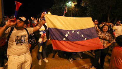 Ciudadanos venezolanos se reúnen en Ecuador a la espera de los resultados de las elecciones presidenciales en su país.