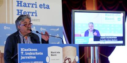 Asier Muniategi, coordinador de las Ferias del Libro de Euskadi, lee este jueves en el Arriaga los poemas de Gabriel Aresti.