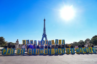 Activistas de las ONG Greenpeace, Oxfam France, Fundación Nicolas Hulot y Notre Affaire à Tous celebran en París la sentencia que ordena al Estado francés “reparar perjuicios ecológicos” de compromisos incumplidos