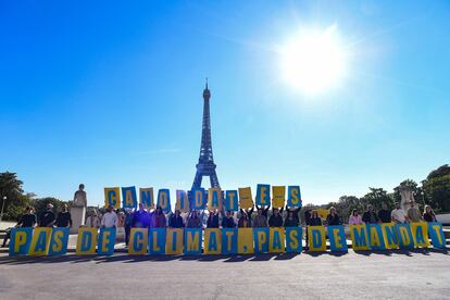 Activistas de las ONG Greenpeace, Oxfam France, Fundación Nicolas Hulot y Notre Affaire à Tous celebran en París la sentencia que ordena al Estado francés “reparar perjuicios ecológicos” de compromisos incumplidos