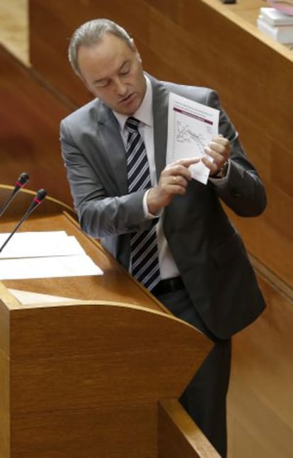 El presidente Alberto Fabra, durante su intervenci&oacute;n sobre el paro en las Cortes.