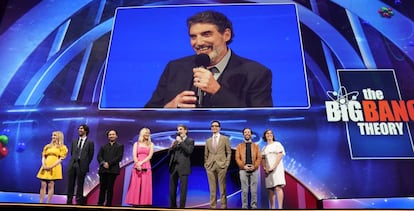 El creador Chuck Lorre con el reparto de 'The Big Bang Theory'.