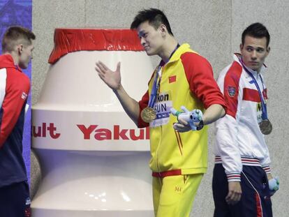 Sun Yang, en el centro, se dirige de forma despectiva a Duncan Scott. a la izquierda, que no quiso posar con él en el podio.