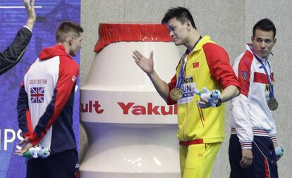 Sun Yang, en el centro, se dirige de forma despectiva a Duncan Scott. a la izquierda, que no quiso posar con él en el podio.