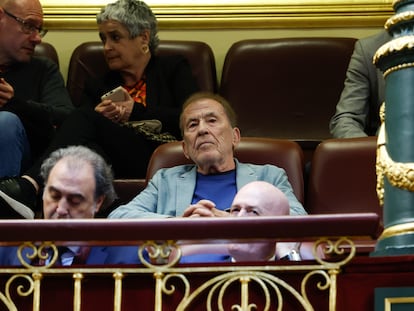 El escritor y patrono de la fundación de Vox, Disenso, Fernando Sánchez Dragó seguía el martes desde la tribuna de invitados el debate de la moción de censura.