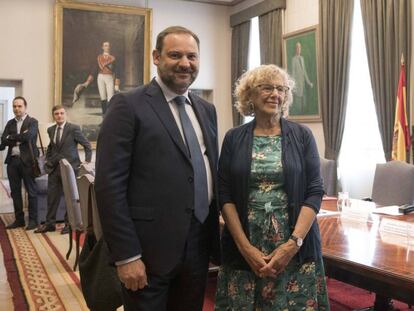 El ministro de Fomento, José Luis Ábalos, recibe a la alcaldesa de Madrid, Manuela Carmena.