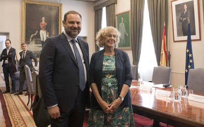 El ministro de Fomento, José Luis Ábalos, recibe a la alcaldesa de Madrid, Manuela Carmena.