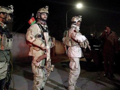 Militars afganesos als voltants de l'ambaixada.