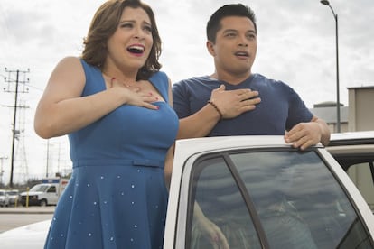 La actriz y guionista Rachel Bloom debería ser uno de los nombres claves de la televisión y esta comedia musical que habla de la locura, las relaciones sentimentales y las mujeres con tanta claridad que da hasta miedo una de las joyas más premiadas de la televisión. Porque con música todo entra mejor, incluso un personaje obsesivo como Rebecca Bunch. Sus canciones camuflan el mundo imperfecto que no le contaron las películas. Ella canta para superar la infelicidad. Guiños al cine y a la música contemporánea, venganzas llamadas al fracaso y mucha depresión e infelicidad ¿qué más podemos pedir?