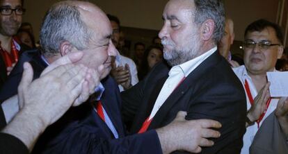 Pastrana felicita a su sucesor, Francisco Fernández, tras ser elegido el pasado mes de mayo.