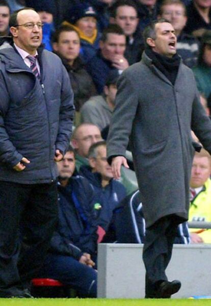 Benítez y Mourinho dan órdenes durante el Liverpool-Chelsea del pasado enero.