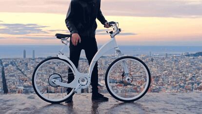 <b>La bicicleta eléctrica que se pliega en un segundo.</b> La Gi FlyBike es una bicicleta eléctrica que ayuda a subir cuestas y recorrer largas distancias con mucho menos esfuerzo. Aporta como innovación que puede plegarse con un solo gesto de la mano. Se puede cargar en casa y con una sola carga recorre 60 kilómetros. Además tiene un aplicación específica para móvil con la que pueden controlarse algunas funciones de la bicicleta, además de un soporte para cargar el teléfono mientras circula. Por ahora está a la venta una primera edición limitada que cuesta 1.790 euros. A partir de mediados del año que viene se pondrán a la venta unidades a un precio más reducido que no se ha especificado aún.