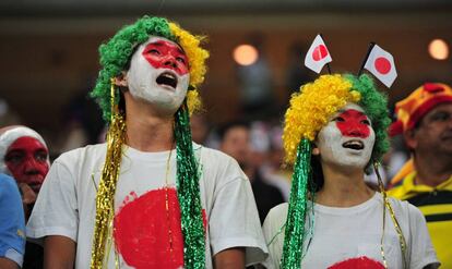 Dos japoneses en un partido entre Japón y Nigeria, este jueves en Manaos (Brasil).