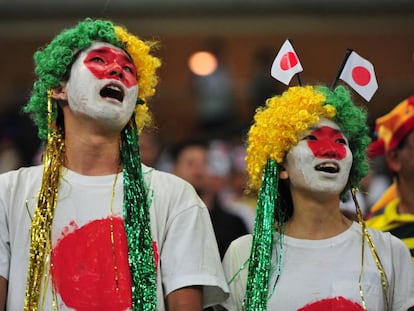 Dos japoneses en un partido entre Japón y Nigeria, este jueves en Manaos (Brasil).