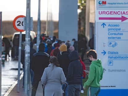 Varias personas esperan la cola para hacerse un test de covid-19 en el Hospital de Alcorcón (Madrid) el pasado lunes.