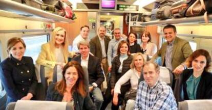 La delegación del PP madrileño, con Cifuentes al frente, camino de Sevilla, este 6 de abril.