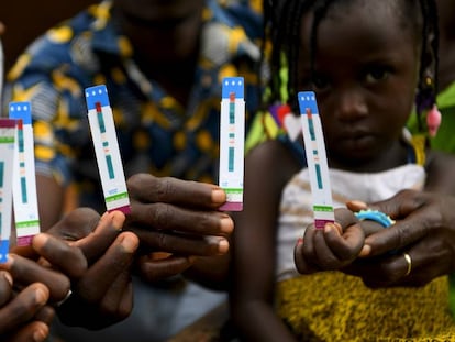 Una familia de Costa de Marfil enseña los resultados de los test de VIH. 