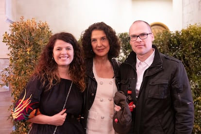 Desde la izquierda, la escritora Lola Pons junto a la crítica literaria Carmen Esteban y el escritor Nicolás Sesma autor de "Ni una, ni grande, ni libre".